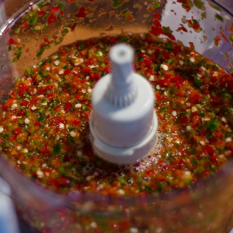 Sriracha Sauce selber machen. Zutaten in Küchenmaschine mixen